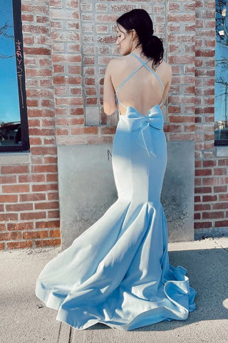 Robe de bal longue bleu clair à fines bretelles sirène et dos nu