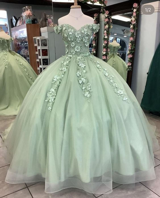 Vestido de gala verde salvia con hombros descubiertos y flores, ideal para quinceañeras y ocasiones especiales (Y4342)