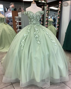 Vestido de gala verde salvia con hombros descubiertos y flores, ideal para quinceañeras y ocasiones especiales (Y4342)