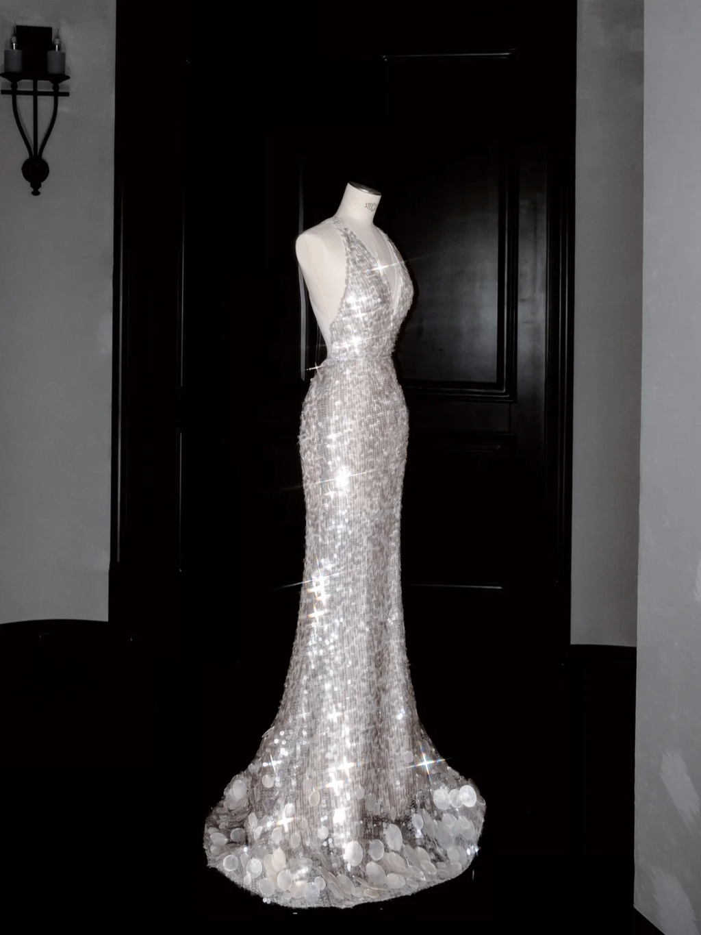 Vestido de noche de sirena sexy con escote en V, lentejuelas plateadas y espalda descubierta Y8680