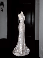 Vestido de noche de sirena sexy con escote en V, lentejuelas plateadas y espalda descubierta Y8680