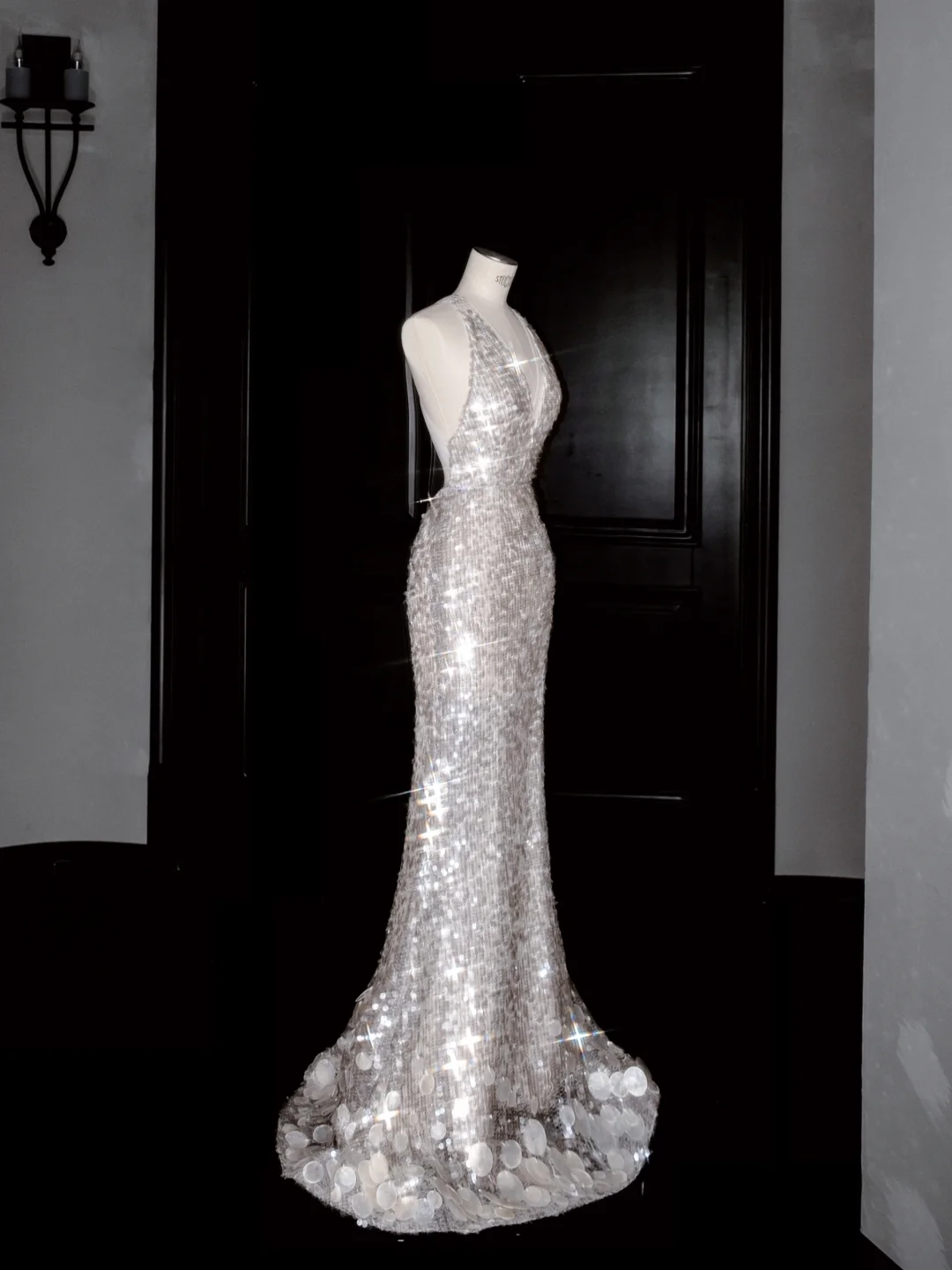Vestido de noche de sirena sexy con escote en V, lentejuelas plateadas y espalda descubierta Y8680