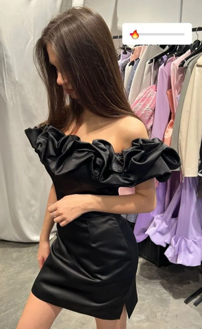 Vestido corto con hombros descubiertos, manga corta y volantes, ¡en oferta! Vestido negro para fiesta de bienvenida Y400