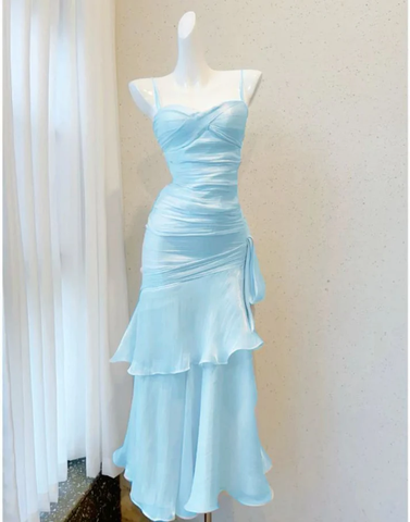 Elegante vestido de noche azul sirena con capas y tirantes finos, estilo vestido de graduación Y8066