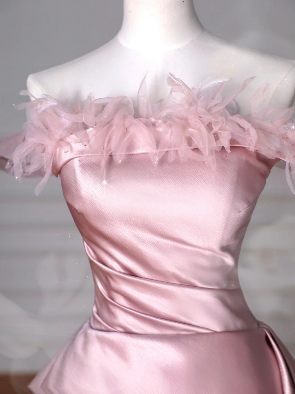 Elegante vestido de baile rosa de corte A con cuello de plumas, sin tirantes, de tul y satén (Y8629)