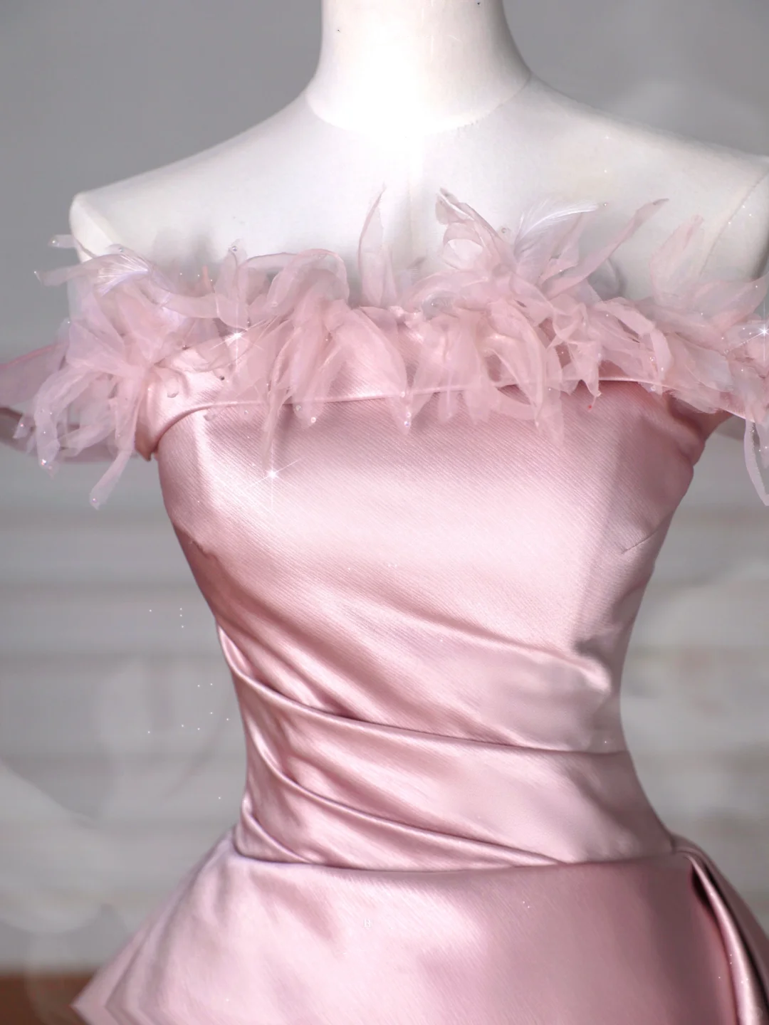 Elegante vestido de baile rosa de corte A con cuello de plumas, sin tirantes, de tul y satén (Y8629)