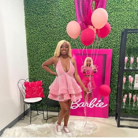 Vestido corto de cóctel negro brillante y sexy con espalda descubierta y lentejuelas escalonadas, ideal para fiestas de graduación o eventos nocturnos. Vestido negro para baile de bienvenida Y1504