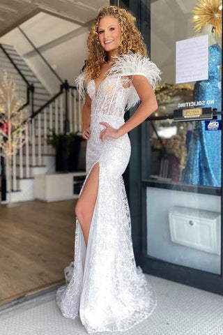 Vestido de fiesta de encaje con hombros descubiertos y plumas de sirena