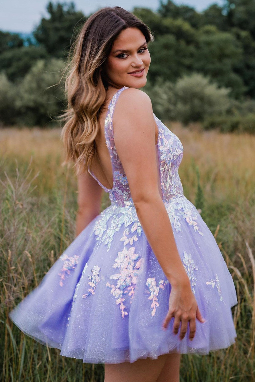 Robe de bal courte trapèze en dentelle à décolleté plongeant en V et dos nu