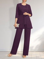 Vestido de novia de gasa con encaje y lentejuelas, estilo mono/traje pantalón, largo hasta el suelo, con escote redondo.