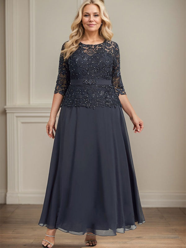 Robe de mère de la mariée en mousseline de soie et dentelle, coupe trapèze, décolleté illusion, longueur cheville, ornée de strass 