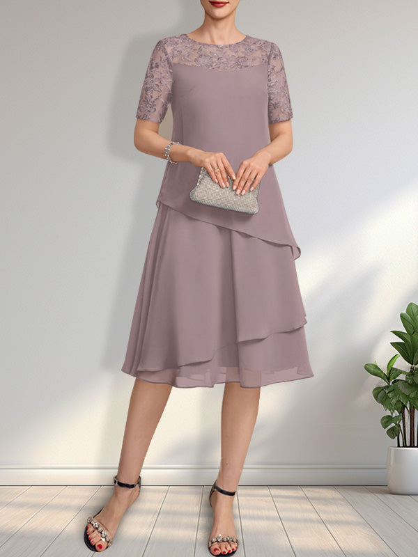 Vestido de novia de corte línea A con escote ilusión, largo hasta la rodilla, de encaje y gasa con lentejuelas.