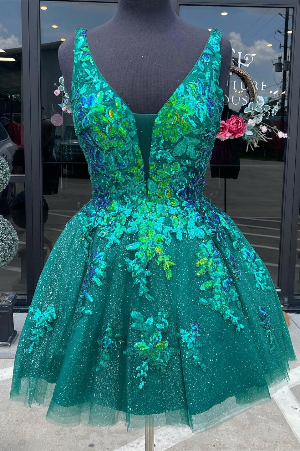 Robe de bal courte trapèze en dentelle à décolleté plongeant en V et dos nu