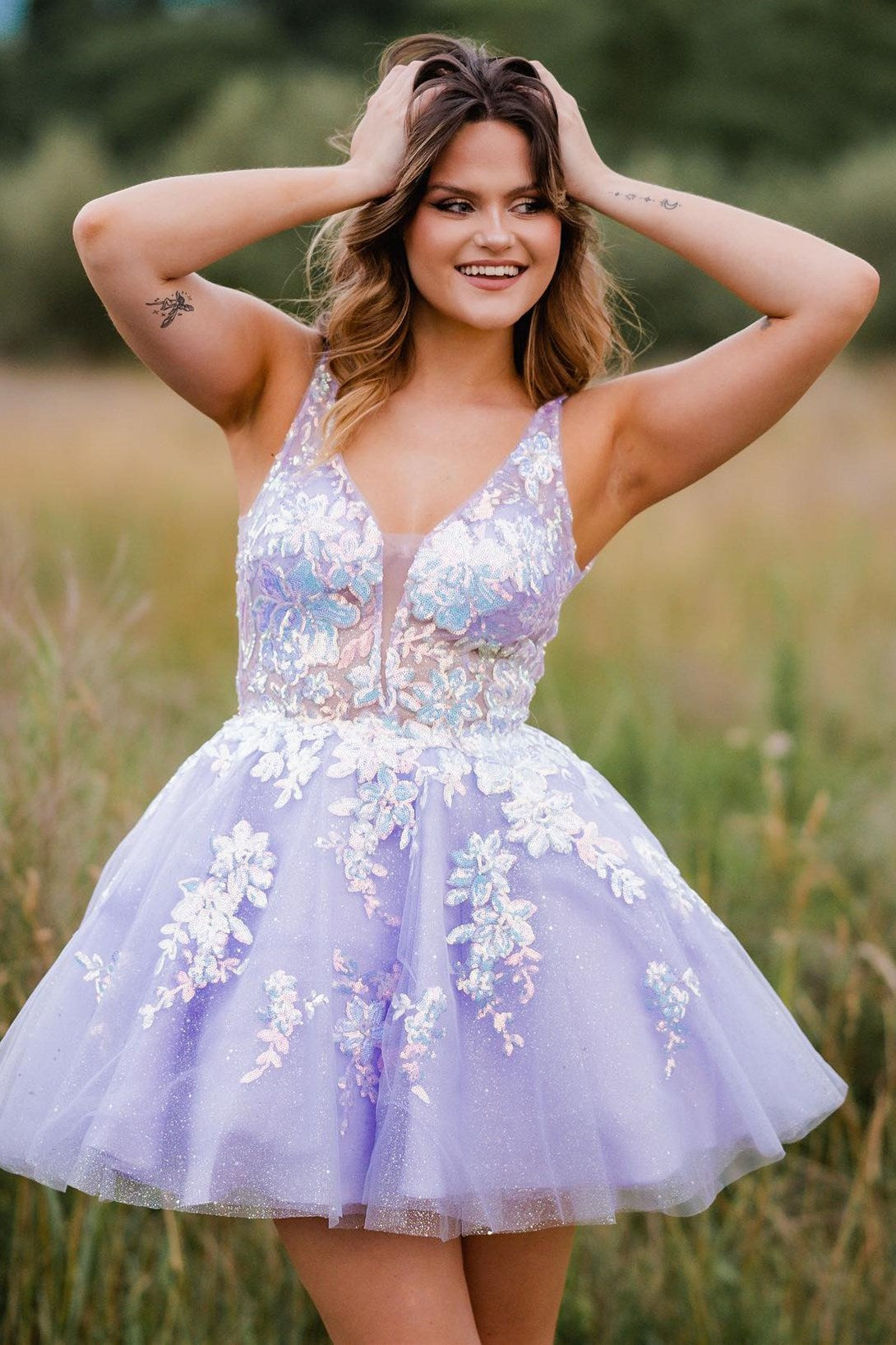 Robe de bal courte trapèze en dentelle à décolleté plongeant en V et dos nu