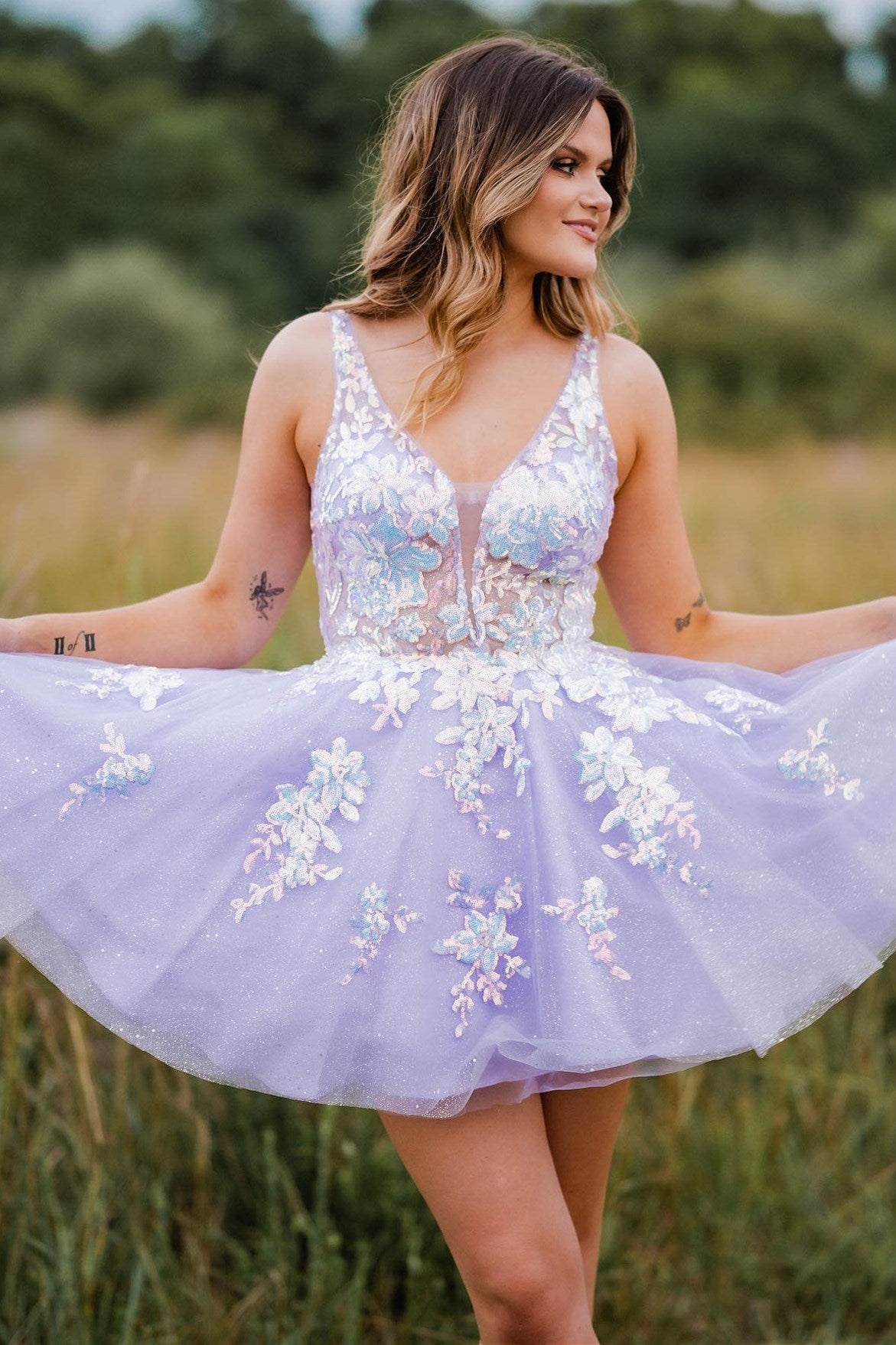 Robe de bal courte trapèze en dentelle à décolleté plongeant en V et dos nu