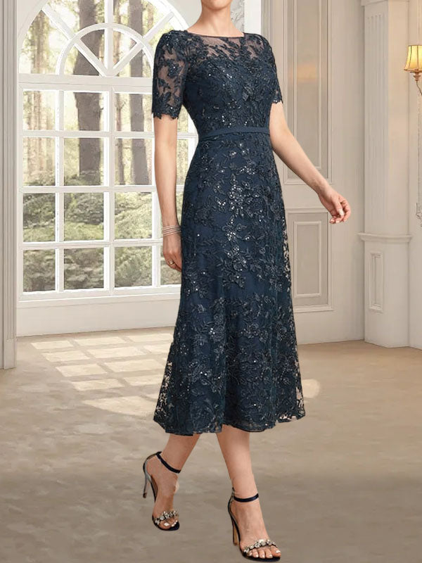 Vestido de novia de encaje con lentejuelas, corte en A, escote redondo ilusión y largo hasta la rodilla.