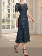 Vestido de novia de encaje con lentejuelas, corte en A, escote redondo ilusión y largo hasta la rodilla.