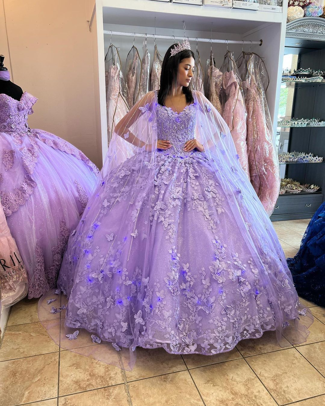 Vestido de quinceañera lila, vestido de baile con cuentas y capa Y5211