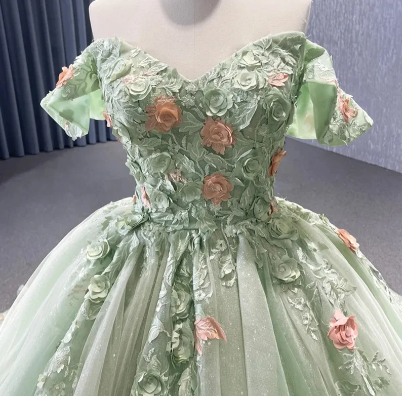 Vestido de quinceañera, baile de gala o evento especial, color verde matcha, con hombros descubiertos, apliques florales, espalda con cordones brillantes, escote barco, modelo Y2190