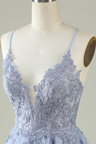 Robe de bal courte lilas clair à fines bretelles et coupe trapèze, ornée d'appliqués Y2671