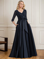 Vestido de novia de satén con encaje, corte en A, escote en V y largo hasta el suelo, con lazo de lentejuelas. 