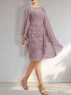 Robe fourreau illusion en mousseline de dentelle arrivant au genou, ornée de volants et de sequins en cascade, idéale pour la mère de la mariée.
