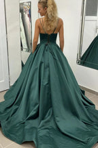 Vestido de graduación verde oscuro de corte A con tirantes finos y cola corta