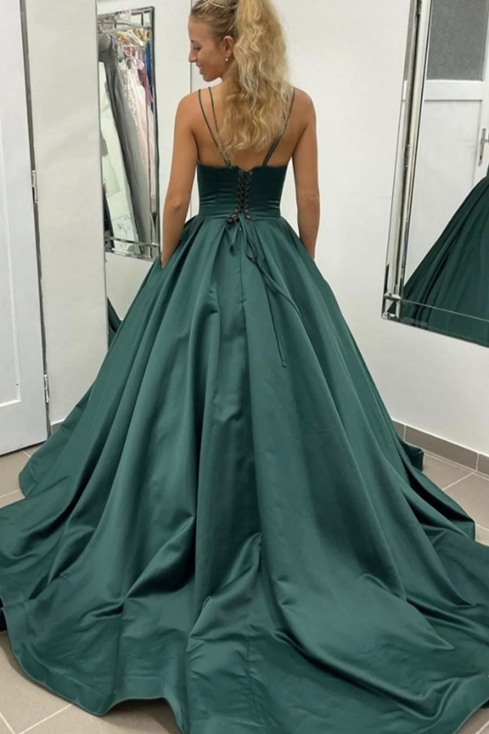 Vestido de graduación verde oscuro de corte A con tirantes finos y cola corta