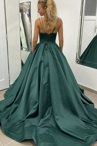 Robe de bal vert foncé à fines bretelles et traîne, coupe trapèze.