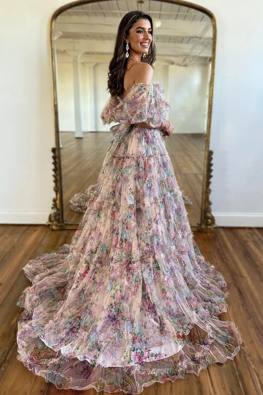 Magnifique robe de bal bustier rose à imprimé floral, coupe trapèze, épaules dénudées et traîne.