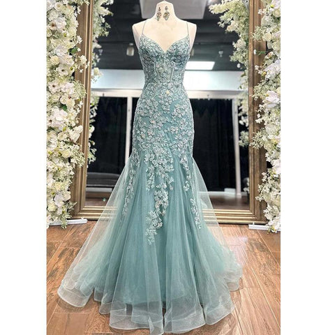 Vestido formal de tul con escote en V, tirantes finos, apliques de encaje y cola de tul 