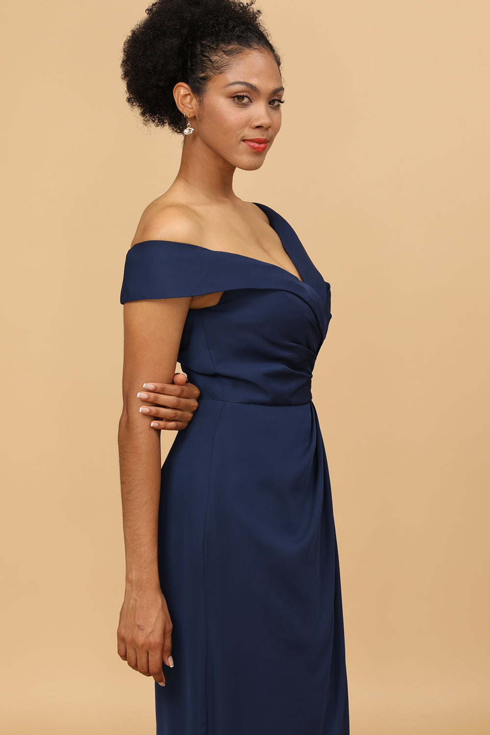 Vestido de dama de honor azul marino con hombros descubiertos