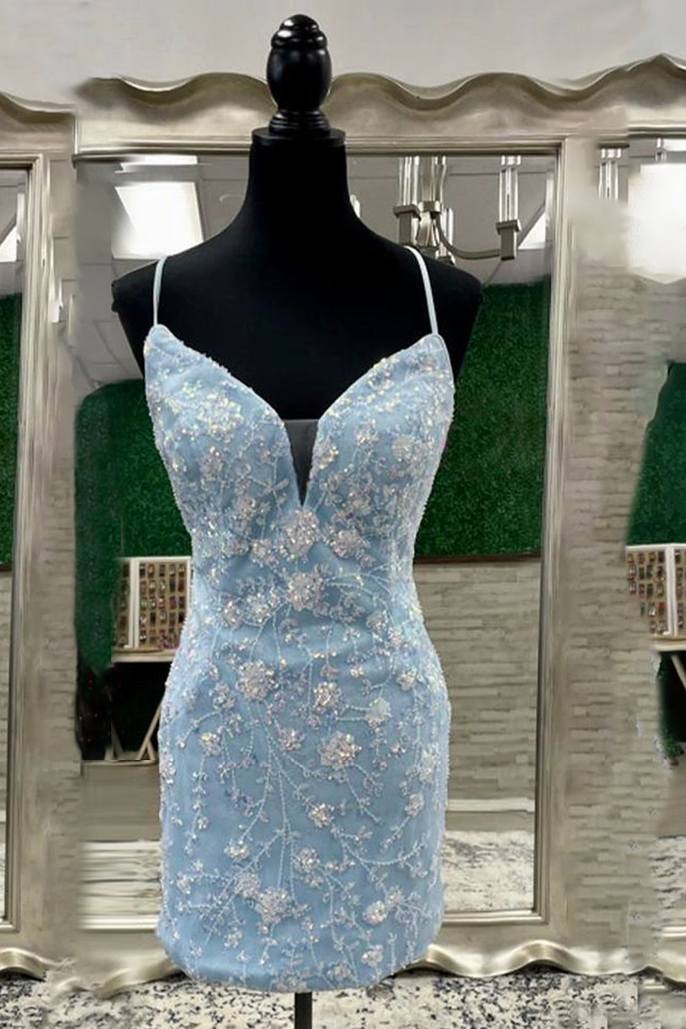 Robe de bal courte bleu clair moulante à fines bretelles et perles