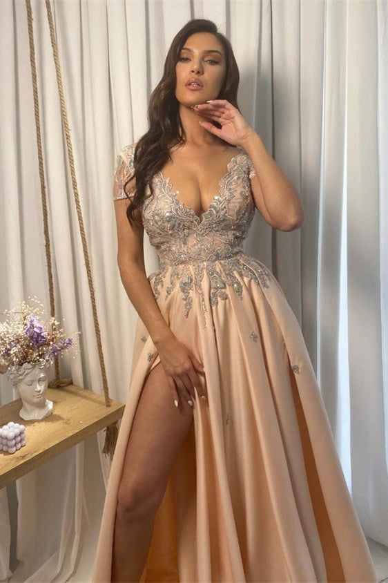 Robe de bal fendue sur le devant, coupe trapèze, épaules dénudées, encolure en V et application de dentelle