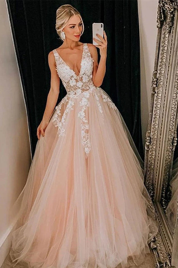 Vestido de noche de tul corte en A con hombros descubiertos y escote en V