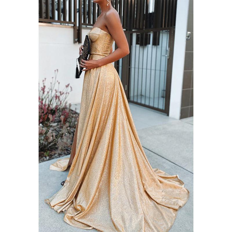 Robe de soirée dorée à paillettes et fente haute 