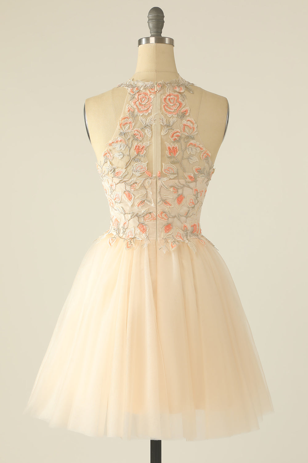 Vestido de fiesta color champán con escote halter y bordado
