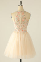 Vestido de fiesta color champán con escote halter y bordado