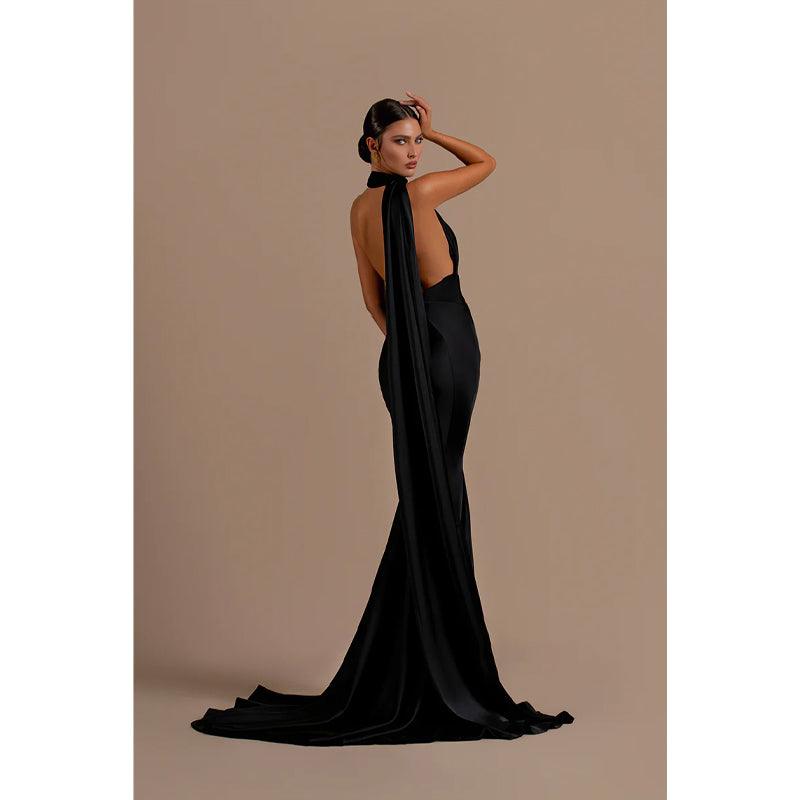 Vestido de fiesta formal largo negro con pliegues y cuello halter único