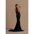 Vestido de fiesta formal largo negro con pliegues y cuello halter único