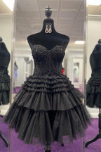 Robe de bal noire élégante à bustier cœur et corset, coupe trapèze, ornée de volants