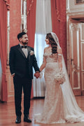 Exquisito vestido de novia largo de sirena con encaje, hombros descubiertos y mangas largas
