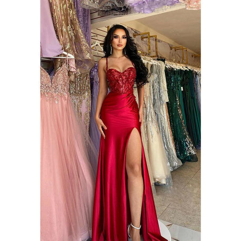 Robe de soirée sirène rouge à bretelles spaghetti et décolleté en cœur avec appliques en dentelle et fente 
