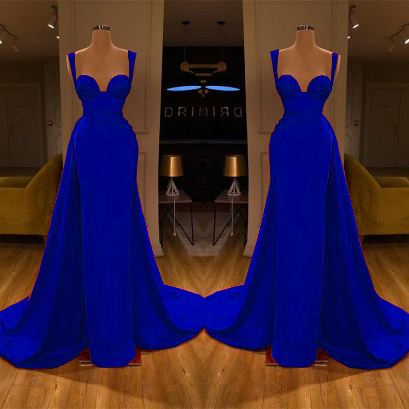 Impresionantes vestidos largos de sirena de satén con escote corazón y abertura alta para graduación.