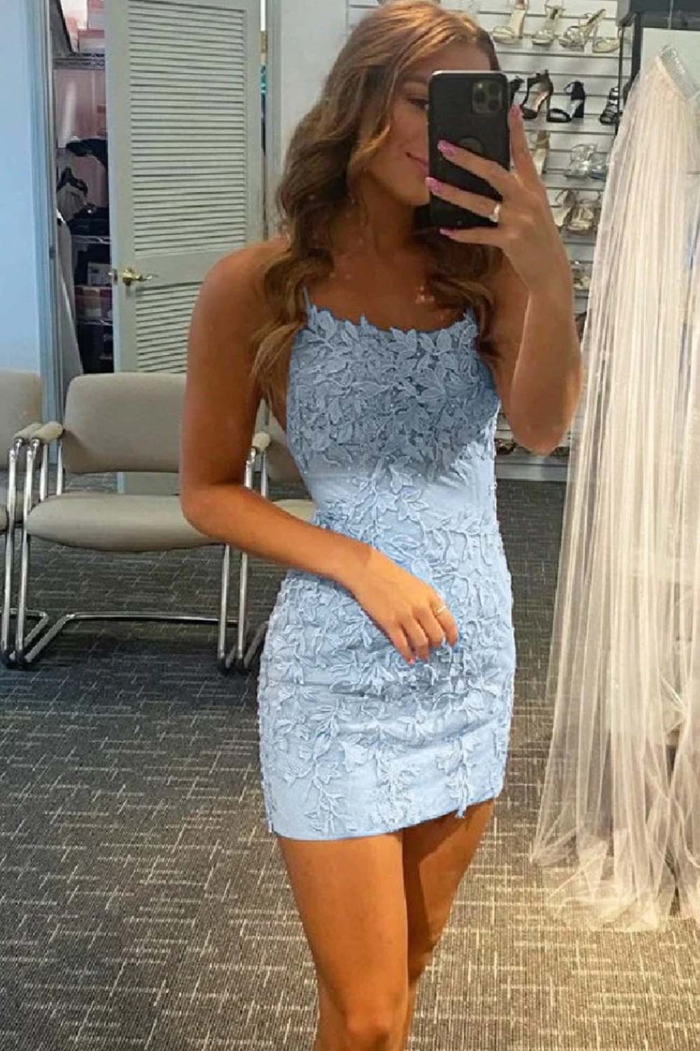 Robe fourreau courte à fines bretelles et appliques pour le bal de promo