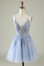 Vestido corto de tul con tirantes finos, corte en A y apliques, ideal para fiestas de bienvenida.
