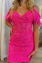 Magnifique robe fourreau fuchsia courte à épaules dénudées avec plumes.