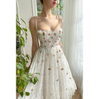Robe de soirée trapèze à bretelles spaghetti et dentelle transparente appliquée 