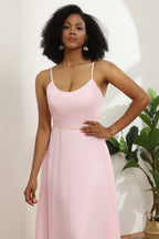 Vestido de dama de honor rosa de gasa con tirantes finos
