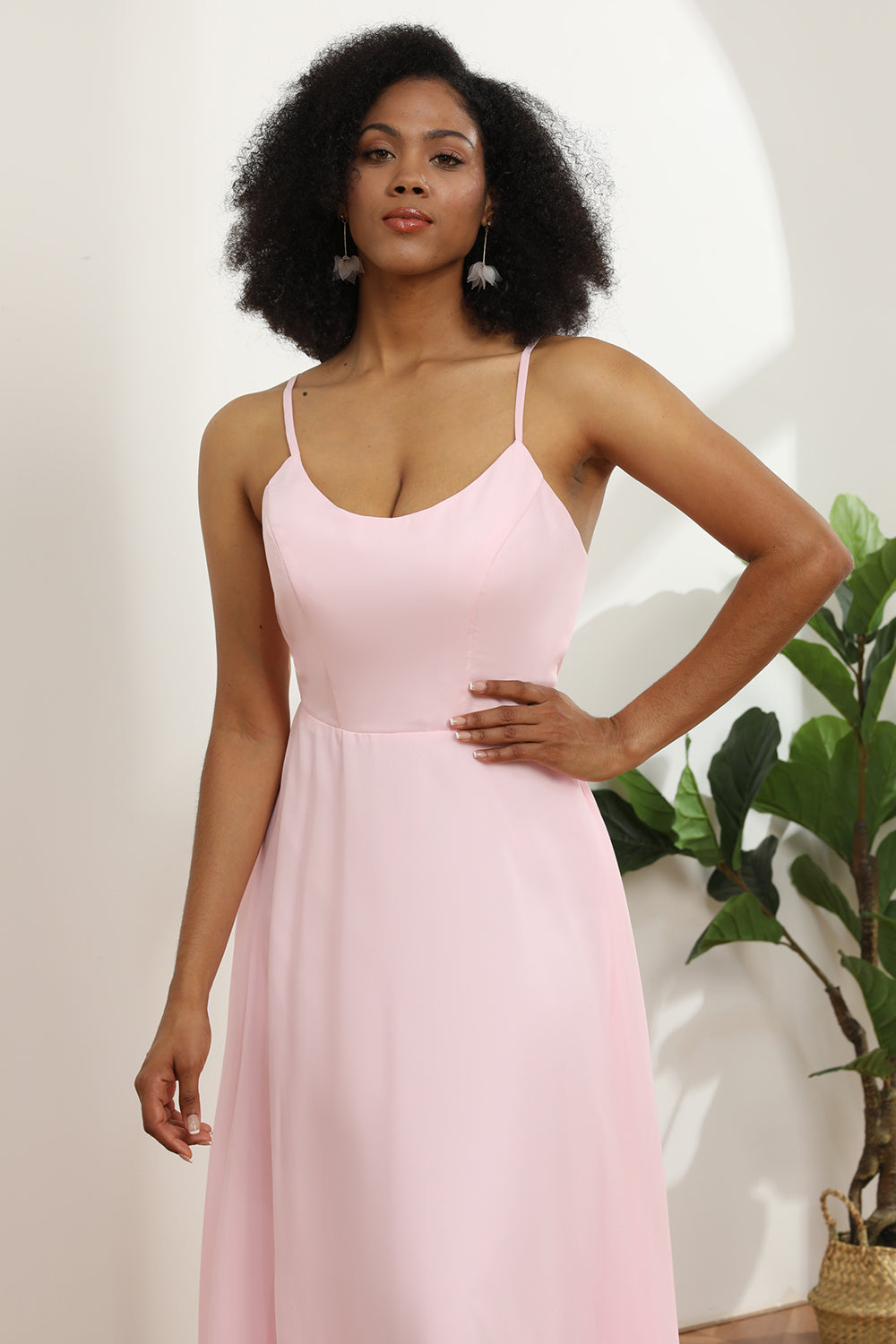 Vestido de dama de honor rosa de gasa con tirantes finos